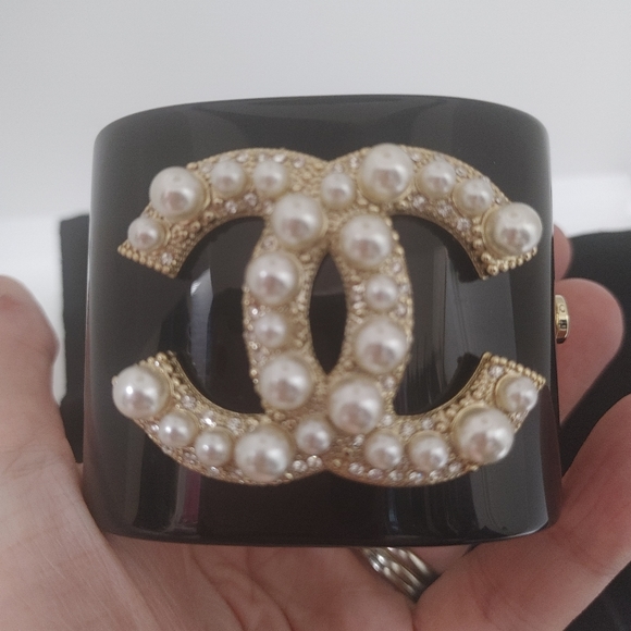 Chanel black lucite pearl bracelet - Picture 2 of 11
